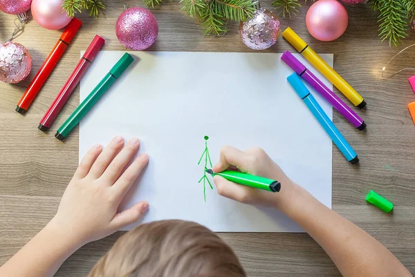 Mãos Uma Criança Desenhando Com Marcadores Papel — Fotografia de Stock