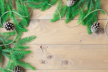 Karla kaplı kozalaklı beyaz, pejmürde Noel sınırı