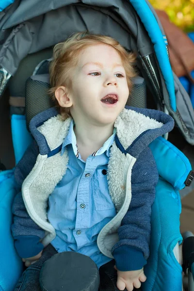 Menino Quatro Anos Com Paralisia Cerebral Sentado Assento Carro — Fotografia de Stock