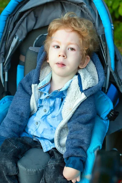 Menino Quatro Anos Com Paralisia Cerebral Sentado Assento Carro — Fotografia de Stock