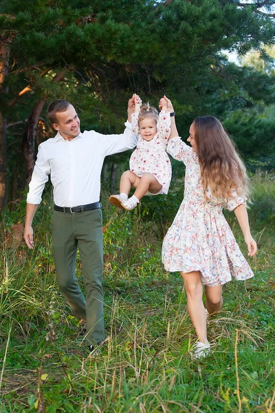 Élégant Jeune Famille Maman Papa Fille Blonde Assise Près Père — Photo