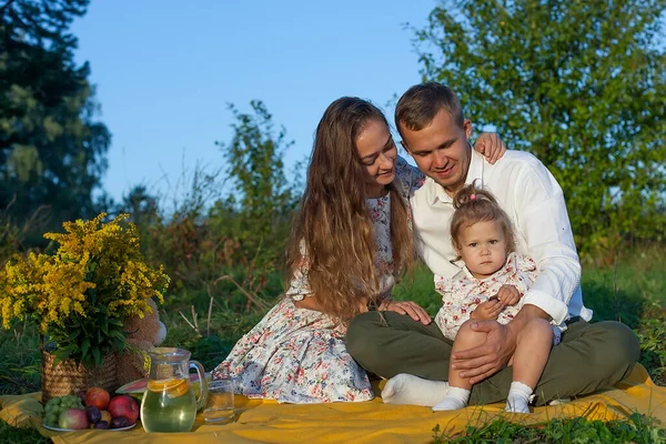 Élégant Jeune Famille Maman Papa Fille Blonde Assise Près Père — Photo