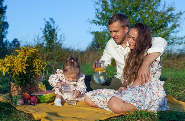 公園での幸せな家族の肖像 屋外ショット — ストック写真