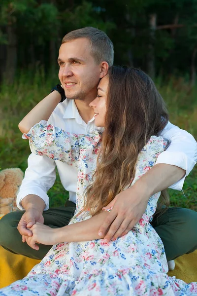 Impressionante Sensual Livre Retrato Jovem Elegante Casal Moda Beijando Verão — Fotografia de Stock