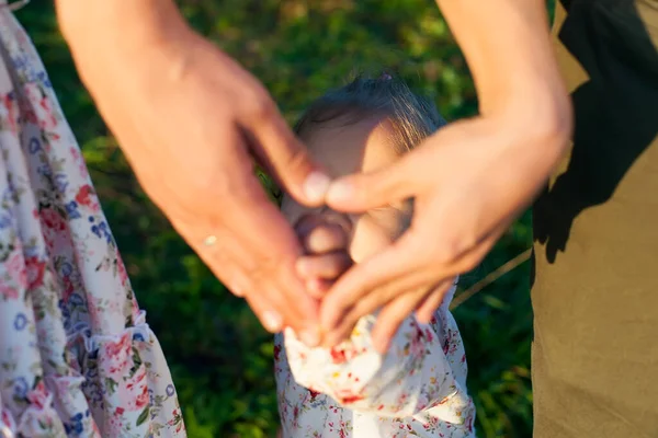 Porträt Einer Glücklichen Familie Park Außenaufnahme — Stockfoto