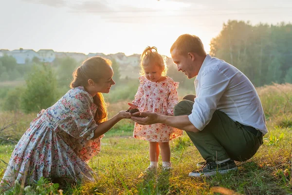Stilvolle Junge Familie Aus Mutter Vater Und Tochter Eine Einjährige — Stockfoto