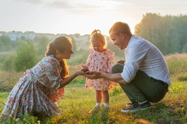 Élégant Jeune Famille Maman Papa Fille Blonde Assise Près Père — Photo