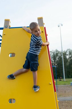 Bir çocuk oyun bahçesinde oynuyor. oyun alanı.