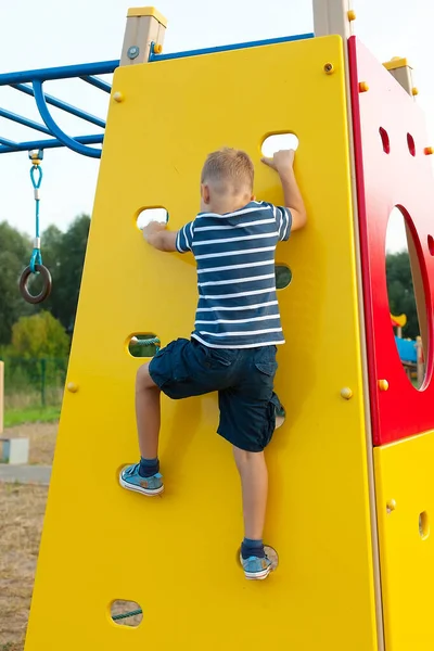 Çocuklar eğlence parkında duvara tırmanıyor..