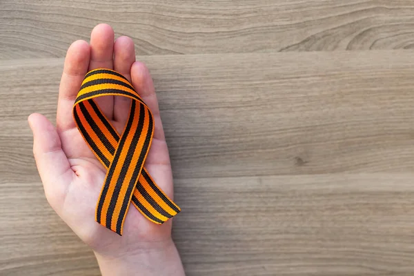 Orange Und Schwarz Gestreifte Schleife Symbol Mai Den Händen Isoliert — Stockfoto