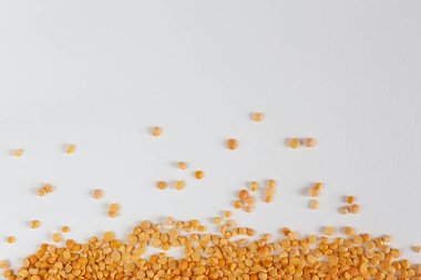 Bezelye yığınını beyaz arkaplanda ayır