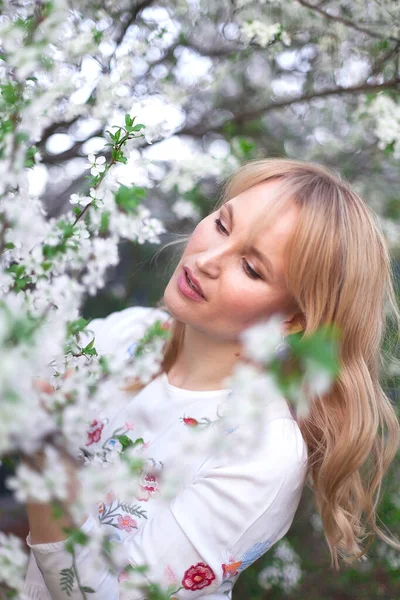 Junge Brünette Frau Posiert Blühenden Weißen Apfelblüten Auf Ästen — Stockfoto