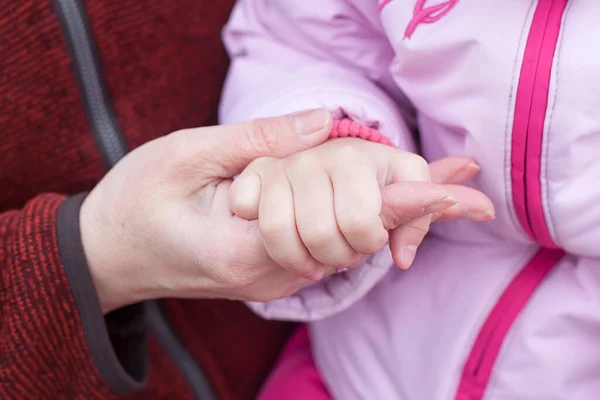 Mutter Hält Händchen Mit Ihrem Kind Haus Nahaufnahme Glückliche Familie — Stockfoto