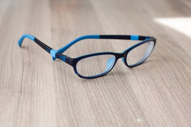 Beyaz Arkaplanda Kırık Gözlüklerin Kapanışı.