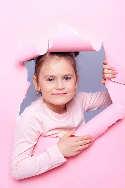 Portrét Překvapené Roztomilé Malé Batole Holčička Přes Růžové Pozadí Dívám — Stock fotografie