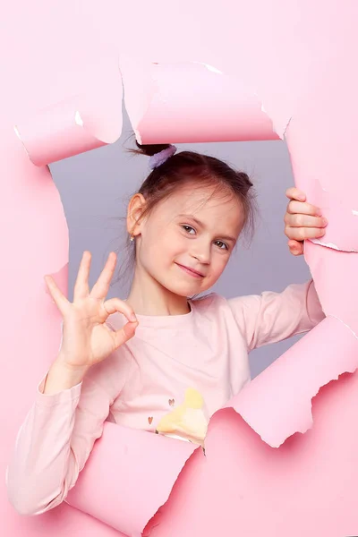 Retrato Criança Menina Menina Bonito Surpreso Sobre Fundo Rosa Olhar — Fotografia de Stock