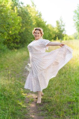 Bambu ormanlarında beyaz elbiseli güzel bir kadın.