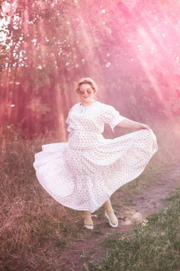 Lüks, gür, uzun, beyaz elbiseli bir kadın, dumanda dalgalanan bukleler, fantastik bir resim, modaya uygun, göz alıcı bir tasarım, yaratıcı kırmızı bir renk..