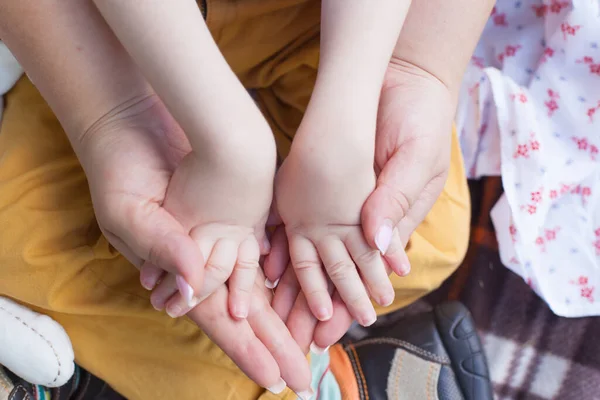 Ett Litet Barn Med Förlamning Händerna Sin Mor Familjestöd Mors — Stockfoto