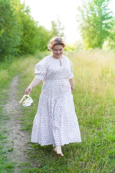 Красивая Молодая Женщина Элегантном Белом Платье Стоит Улыбкой Дороге Лесу — стоковое фото