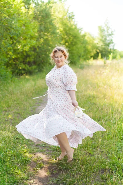 Красивая Молодая Женщина Элегантном Белом Платье Стоит Улыбкой Дороге Лесу — стоковое фото