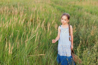 Buğday tarlasında bir çocuk. seçici odak.