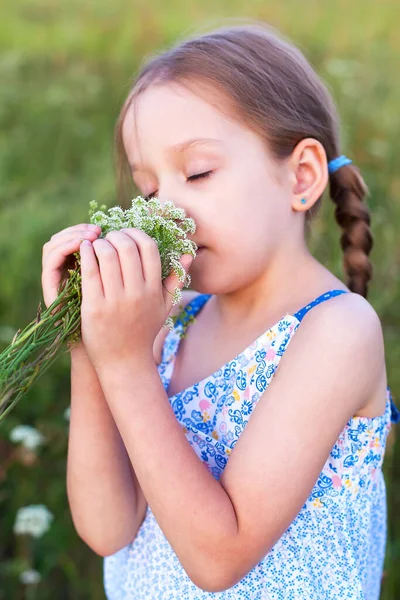 Menina Feliz Andando Trigo Dourado Apreciando Vida Campo Beleza Natureza — Fotografia de Stock