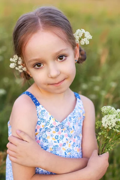 Kleines Blondes Mädchen Spaziert Einem Sommerweizenfeld — Stockfoto
