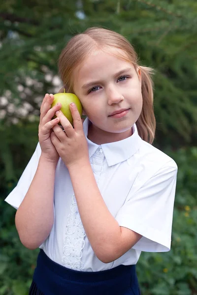 Retrato Cerca Una Linda Niña Feliz Con Uniforme Escolar Que —  Fotos de Stock