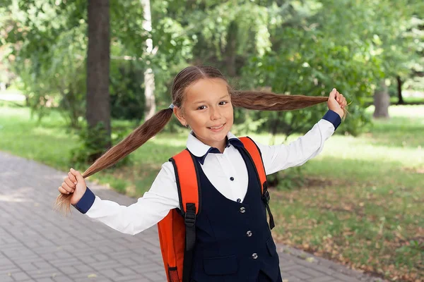 Een Prachtig Klein Schoolmeisje Met Een Roze Rugzak Wandelt Door — Stockfoto