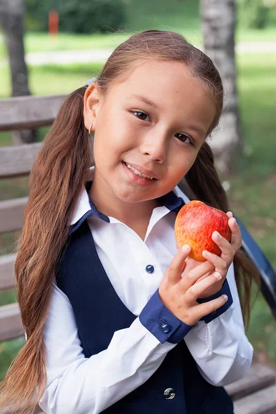 Meu Amigo Engraçado Volta Escola Uma Menina Com Uma Maçã — Fotografia de Stock