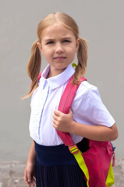 분홍색 가방을 공원을 거닐고 아름다운 여학생은 학교로 돌아갈 생각을 있습니다 — 스톡 사진