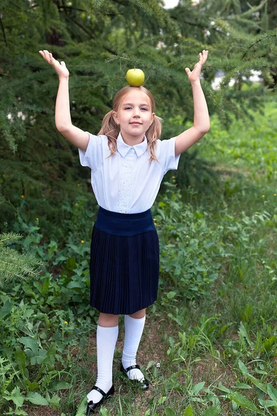 Мій Кумедний Друг Повернутися Школи Маленька Дівчинка Яблуком Свіжому Повітрі — стокове фото