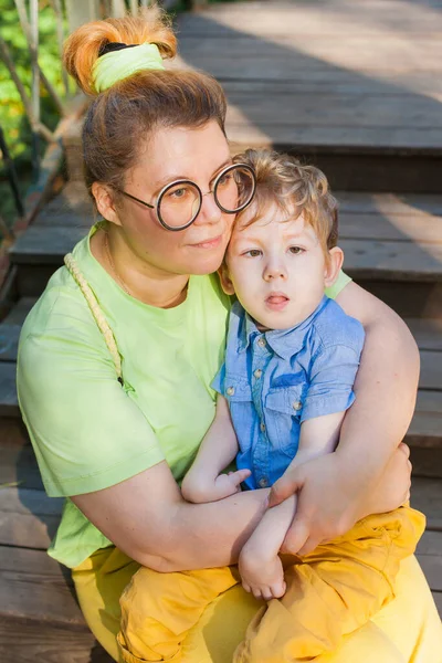 母親は障害児を優しく抱きしめる 乳児脳性麻痺 有効化 障害だ 障害児を持つ家族 — ストック写真
