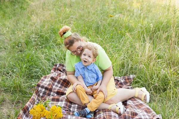 Una Madre Abraza Suavemente Niño Discapacitado Parálisis Cerebral Infantil Habilitando Imágenes de stock libres de derechos