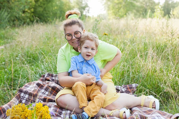 Niño Discapacitado Gusta Jugar Aire Libre Con Madre Cuidado Amor Fotos de stock libres de derechos