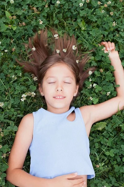 Uma Menina Alegre Deitada Grama Verde Dia Verão Com Olhos — Fotografia de Stock