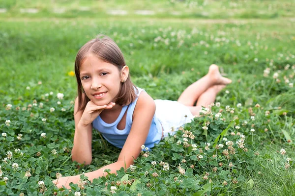 Uma Menina Alegre Deitada Grama Verde Dia Verão Com Olhos — Fotografia de Stock