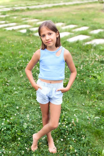 Усміхнена Дівчинка Стоїть Зеленій Траві Парку Ліцензійні Стокові Фото