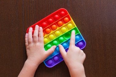 Rengarenk anti-stres oyuncakları. Kıpırdayın. Çocuğun eline koyun.