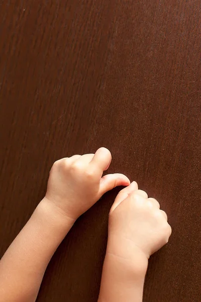 Kinderhand Auf Der Holzplanke — Stockfoto