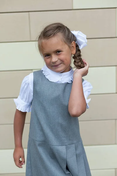 Menina Bonito Ajusta Cabelo Arco Com Uma Foice Primeiro Ano — Fotografia de Stock