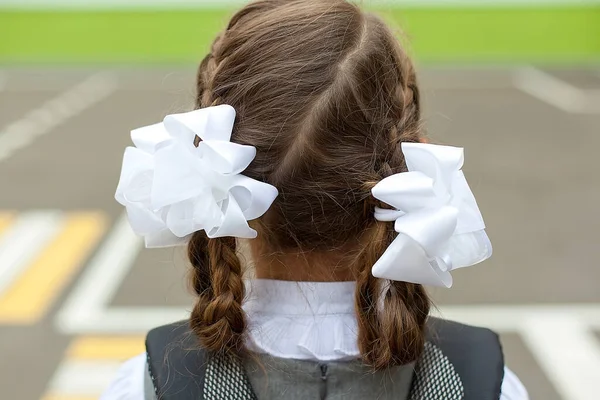 Nettes Kleines Mädchen Justiert Ihre Haare Bogen Mit Einer Sense — Stockfoto