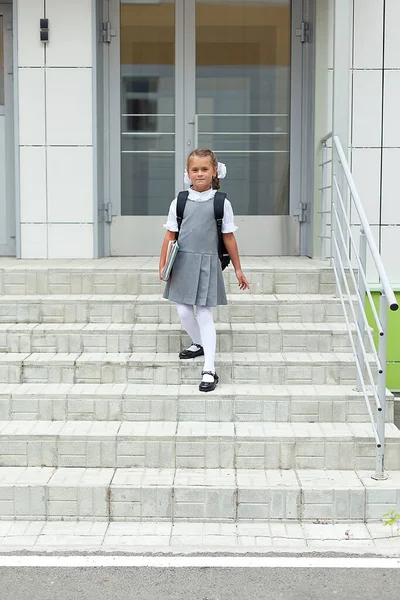 Una Scolaretta Carina Uniforme Scolastica Tiene Uno Zaino Sorride Alla — Foto Stock