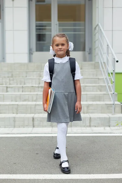 Una Scolaretta Sfondo Scolastico Con Uno Zaino Sorridente Con Capelli — Foto Stock