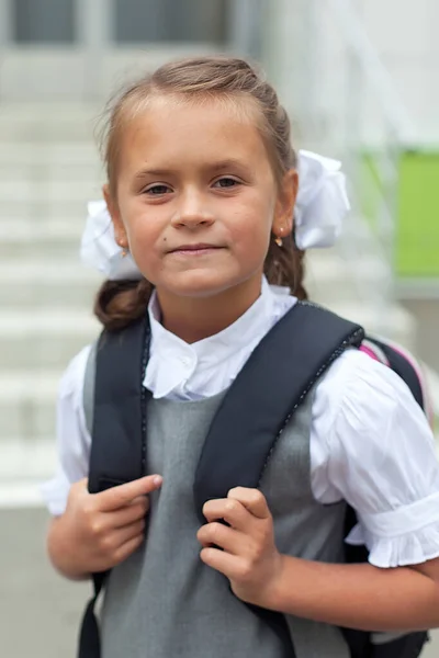 Uma Colegial Gira Com Uniforme Escolar Segura Uma Mochila Sorri — Fotografia de Stock