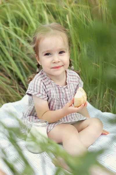 Blonde Year Old Beautiful Girl Brown Dress Wheat Field Jug — Stock Photo, Image