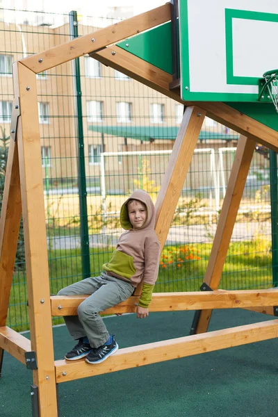 Ein Junge Vergnügt Sich Auf Einem Kinderspielplatz Freien Kinderspiele — Stockfoto