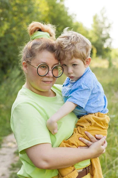 Un moment sincère. portrait d'une mère et de son fils bien-aimé d'apparence européenne handicapés dans un parc un jour d'été. Invalidité. Les mères aiment. — Photo