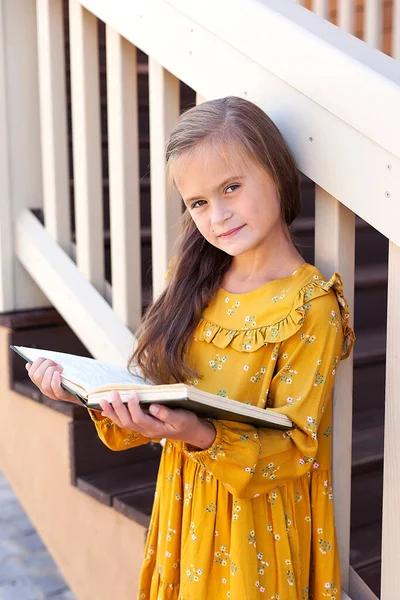 Retrato Uma Linda Estudante Lendo Livro Interessante Parque Cidade Dia — Fotografia de Stock